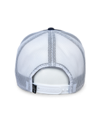 Casquette Trucker Alpinestars Selica, vue de dos, bleu marine et blanc, panneaux en mesh blanc et fermeture réglable à pression, petite étiquette noire avec logo, couvre-chef décontracté pour le sport automobile