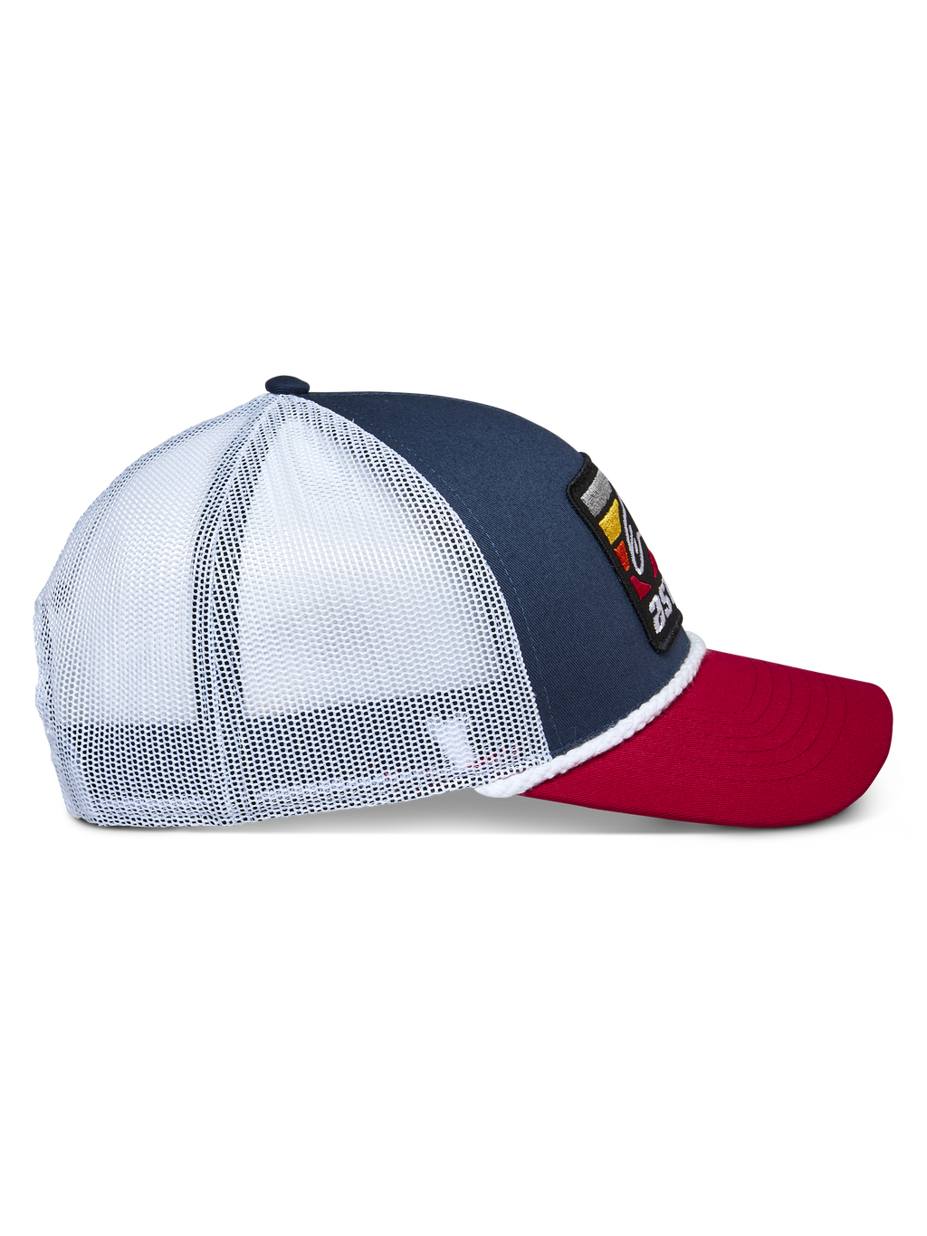 Casquette Trucker Alpinestars Selica, bleu marine, rouge et blanc, vue de profil avec calotte bleu marine, visière courbée rouge et panneaux arrière en mesh blanc, finition en corde tressée, couvre-chef lifestyle sport mécanique
