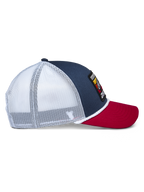 Casquette Trucker Alpinestars Selica, bleu marine, rouge et blanc, vue de profil avec calotte bleu marine, visière courbée rouge et panneaux arrière en mesh blanc, finition en corde tressée, couvre-chef lifestyle sport mécanique