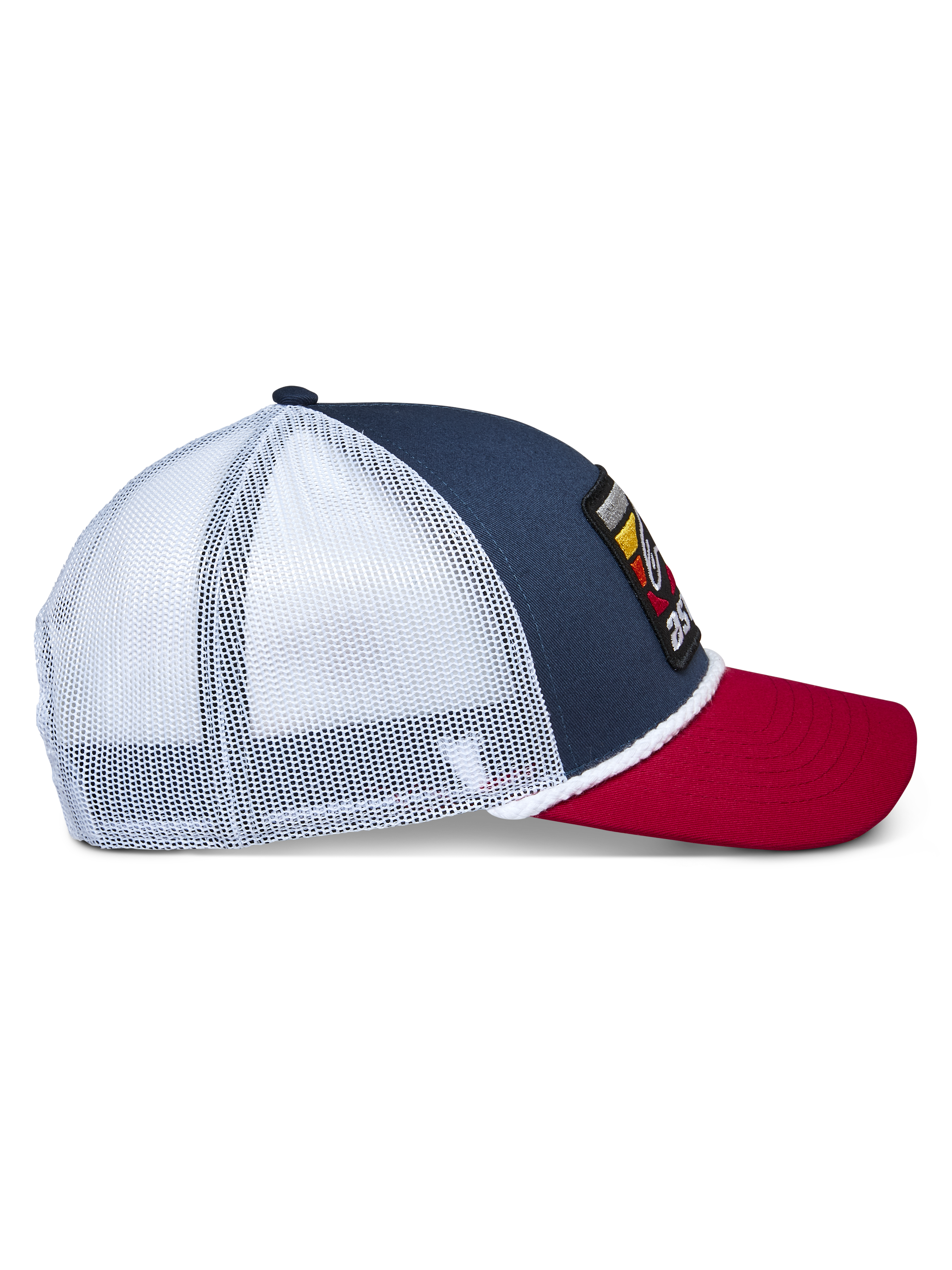 Casquette Trucker Alpinestars Selica, bleu marine, rouge et blanc, vue de profil avec calotte bleu marine, visière courbée rouge et panneaux arrière en mesh blanc, finition en corde tressée, couvre-chef lifestyle sport mécanique