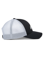 Casquette Trucker Terolithic Alpinestars, vue de côté, panneau avant noir avec visière courbée, panneaux arrière en mesh blanc, couronne basse structurée, couvre-chef de style trucker classique