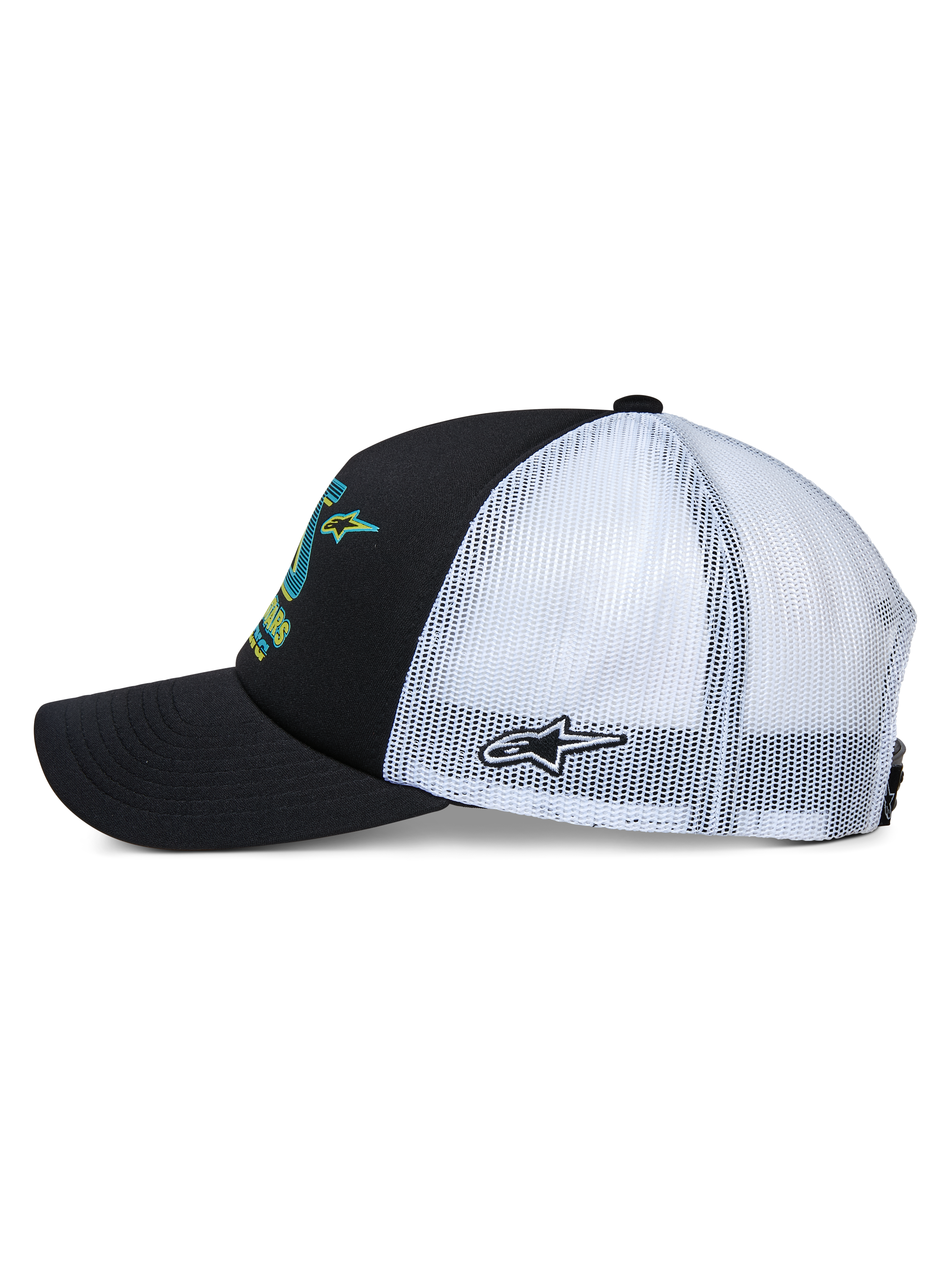 Casquette Trucker Ayess d'Alpinestars, vue de profil, avant noir et visière courbée avec arrière en maille blanche, graphismes colorés à l'avant et broderie d'étoile sur le côté, couvre-chef décontracté inspiré du sport automobile