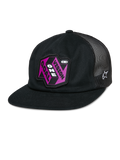 Alpinestars That Way Trucker Hat, casquette snapback noire avec arrière en mesh, visière plate, patch rose et violet « Vision One Goal », logo étoile Alpinestars blanc, sportswear décontracté