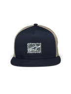 Casquette Trucker Mackinic Alpinestars, bleu marine et kaki, casquette trucker à visière plate, panneau avant structuré bleu marine avec un écusson logo rectangulaire moucheté recyclé, arrière en mesh kaki, couvre-chef décontracté inspiré du sport automobile