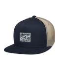 Casquette trucker Alpinestars Mackinic, casquette snapback à visière plate, mesh bleu marine et kaki, dotée d'un patch logo carré à l'avant avec fond moucheté, couvre-chef lifestyle décontracté
