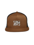 Casquette Trucker Alpinestars Mackinic, marron et noir, visière plate avec couronne structurée, dotée d'un logo en transfert thermique TPU papier recyclé sur le devant, arrière en mesh noir, accessoire sportswear décontracté