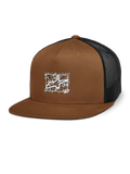 Casquette Trucker Alpinestars Mackinic, marron avec arrière en mesh noir, couronne structurée et visière plate, logo A-star blanc sur un patch rectangulaire moucheté, style décontracté inspiré du sport automobile