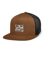 Casquette Trucker Alpinestars Mackinic, marron avec arrière en mesh noir, couronne structurée et visière plate, logo A-star blanc sur un patch rectangulaire moucheté, style décontracté inspiré du sport automobile