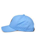 Casquette Apex Alpinestars, bleue, vue de profil, visière courbée avec panneaux latéraux perforés pour la ventilation, tissu technique évacuant l'humidité, couvre-chef de performance inspiré du sport automobile