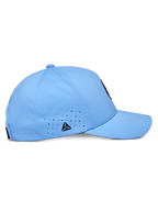 Casquette Alpinestars Apex, bleu, casquette de baseball technique, profil latéral présentant une visière courbée et une couronne structurée, perforations de ventilation découpées au laser avec un petit logo triangulaire noir, tissu moderne évacuant l'humidité