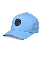 Casquette Alpinestars Apex, casquette de baseball bleue, dotée d'un logo circulaire noir, panneaux latéraux perforés pour la ventilation, visière courbée, vêtement de sport de performance