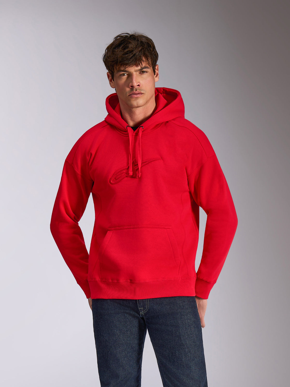 Sweat à capuche oversize Alpinestars Emergent, sweat à capuche rouge avec logo Astars brodé en 3D ton sur ton sur la poitrine, poche kangourou, coupe ample, streetwear décontracté inspiré des sports mécaniques