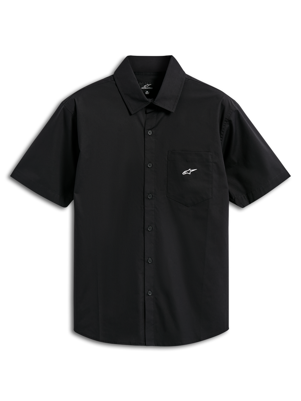 Alpinestars Strive Woven Shirt, chemise boutonnée à manches courtes, noire, avec logo Astar blanc sur la poche poitrine, col classique et patte de boutonnage sur le devant, style streetwear décontracté inspiré du sport automobile