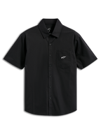 Alpinestars Strive Woven Shirt, chemise boutonnée à manches courtes, noire, avec logo Astar blanc sur la poche poitrine, col classique et patte de boutonnage sur le devant, style streetwear décontracté inspiré du sport automobile