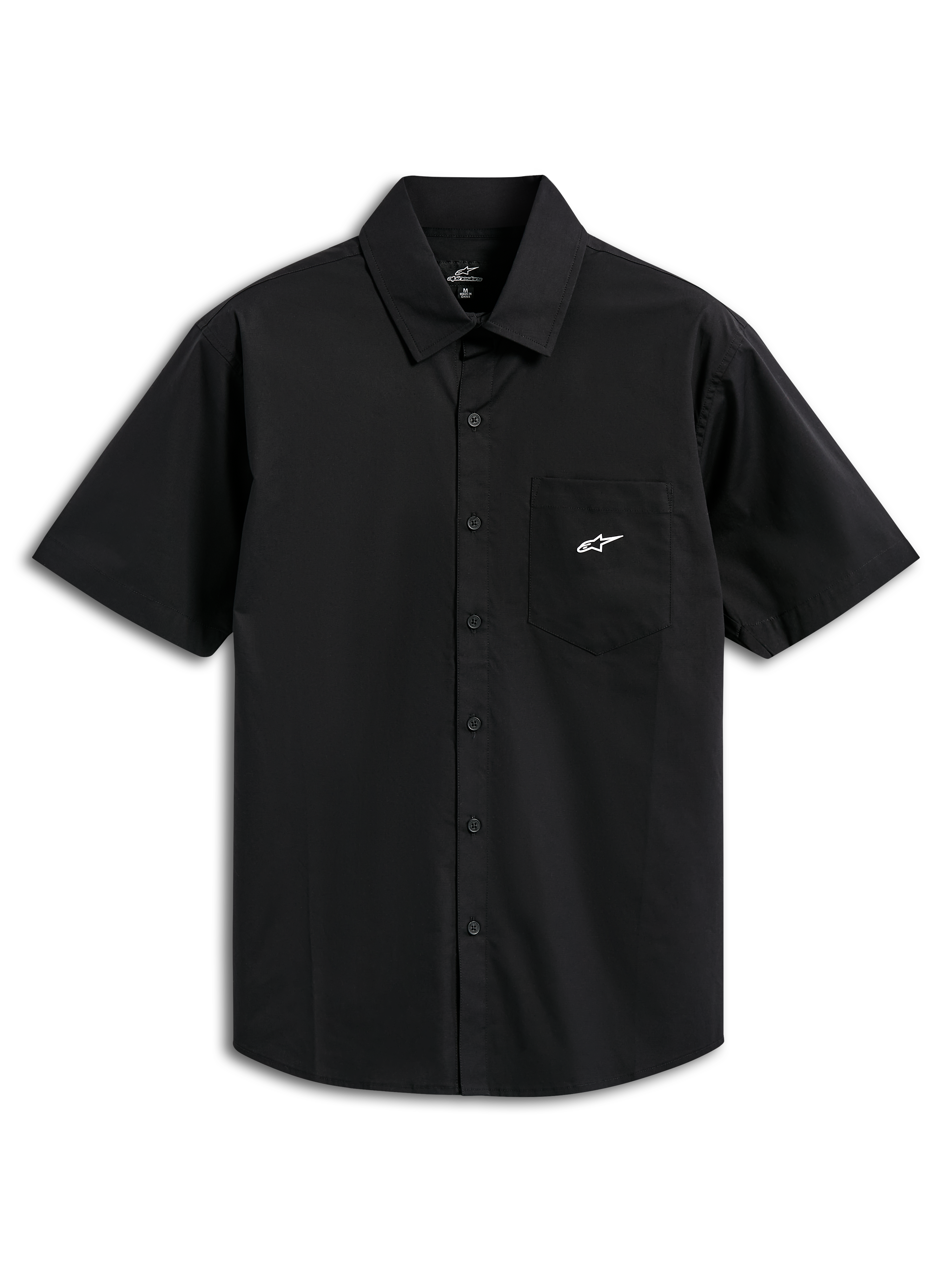 Alpinestars Strive Woven Shirt, chemise boutonnée à manches courtes, noire, avec logo Astar blanc sur la poche poitrine, col classique et patte de boutonnage sur le devant, style streetwear décontracté inspiré du sport automobile