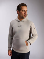 Sweat à capuche Alpinestars Insight, vêtement streetwear décontracté, polaire gris ciment, logo Astars noir à l'avant, poche kangourou, lettrage sur la manche, capuche doublée en mesh, vêtement moderne inspiré des sports mécaniques