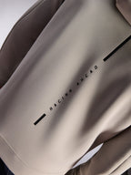 Sweat à capuche Insight Alpinestars, détail du dos, gris ciment, avec logo vertical noir 'RACING AHEAD', matière polaire double face lisse, streetwear décontracté motorsport