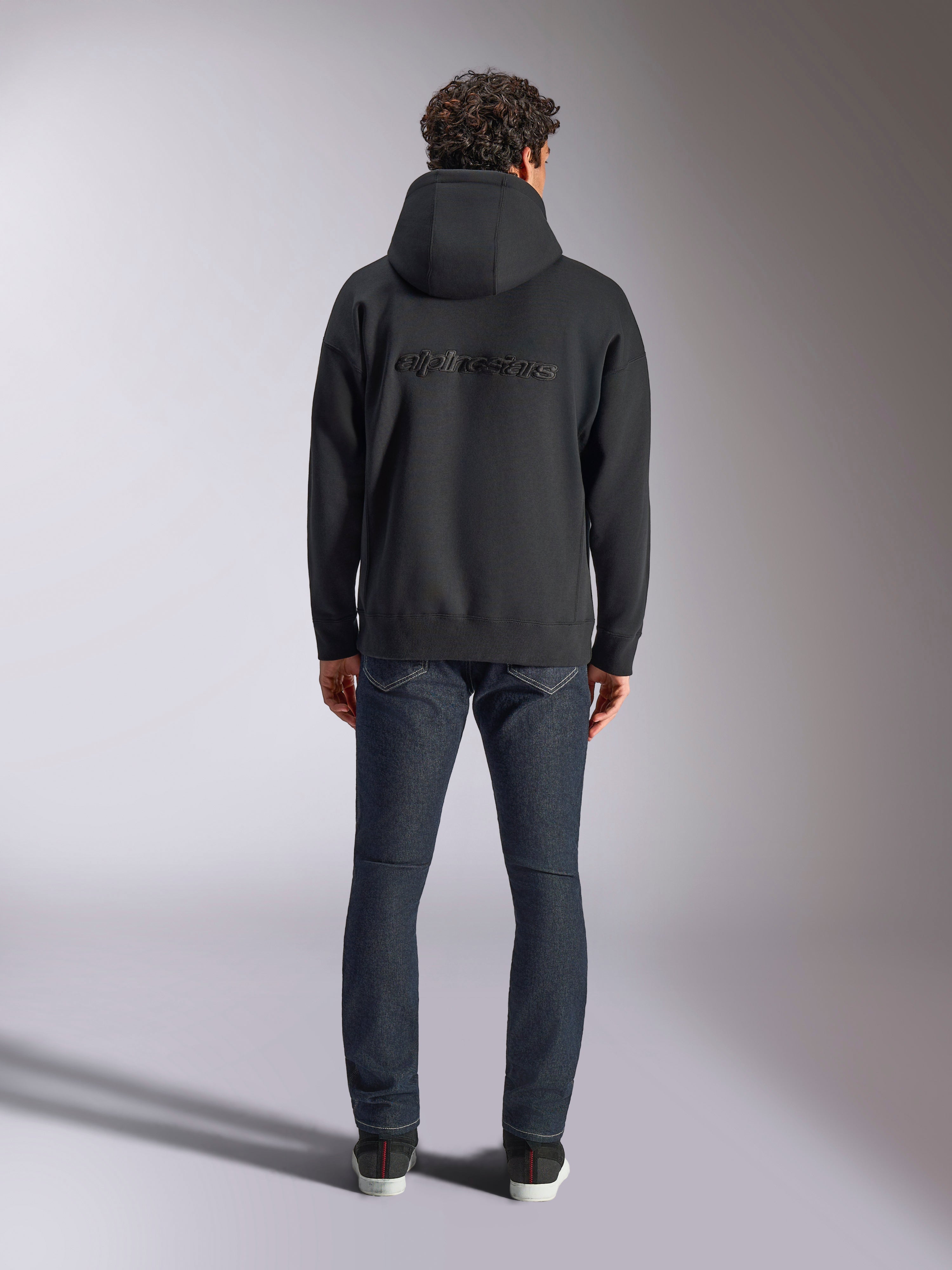 Sweat à capuche Alpinestars Emergent Oversized, noir, vue de dos présentant un logo Alpinestars brodé en 3D ton sur ton, polaire de coupe ample, streetwear lifestyle décontracté
