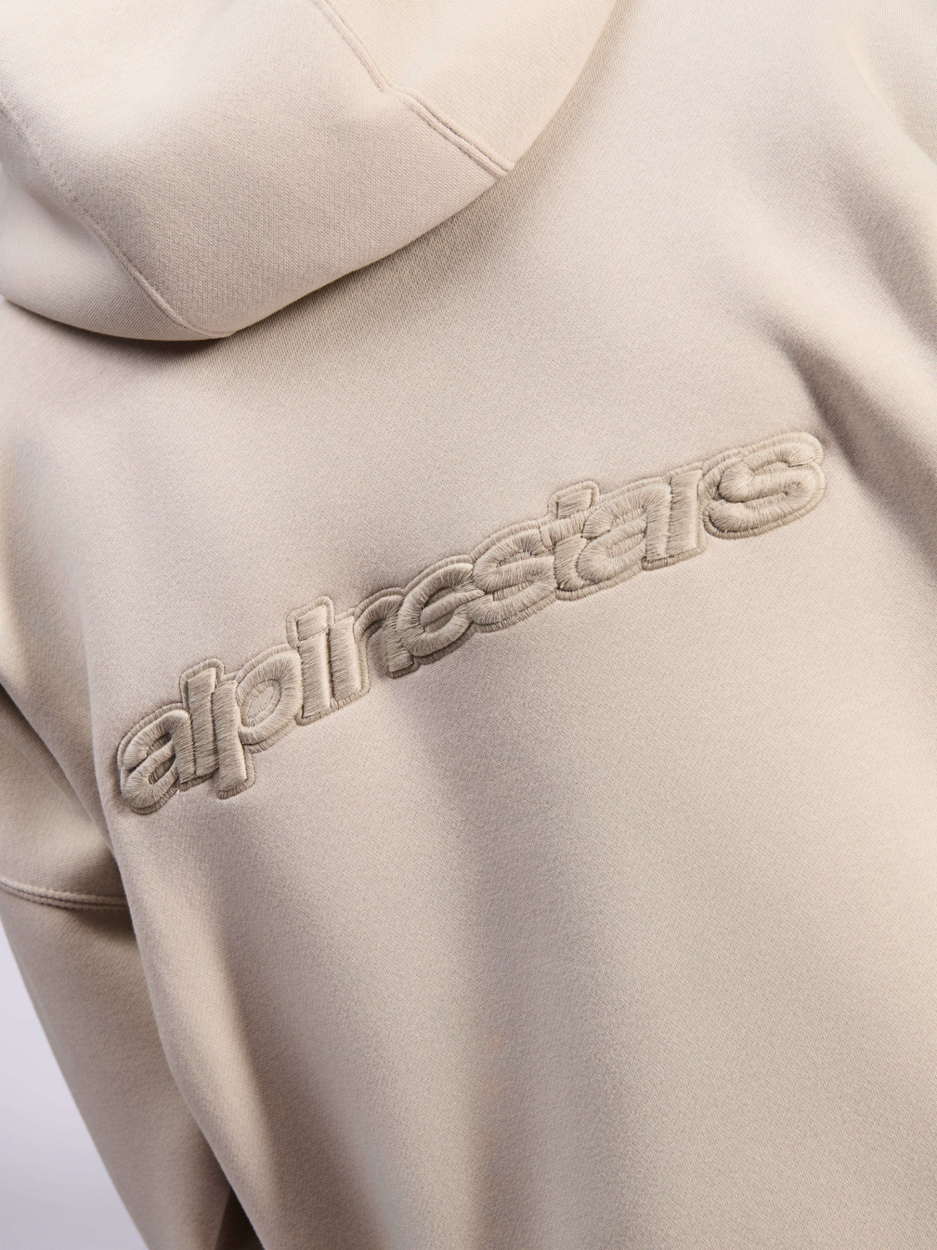 Sweat à capuche Oversized Emergent Alpinestars, streetwear décontracté, sable, vue détaillée du logo Alpinestars brodé en 3D ton sur ton au dos, texture en polaire premium