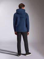 Sweat à capuche Alpinestars Emergent Oversized, streetwear décontracté, bleu marine, logo Alpinestars brodé ton sur ton au dos, coupe oversized avec capuche, porté avec un pantalon noir, vue de dos