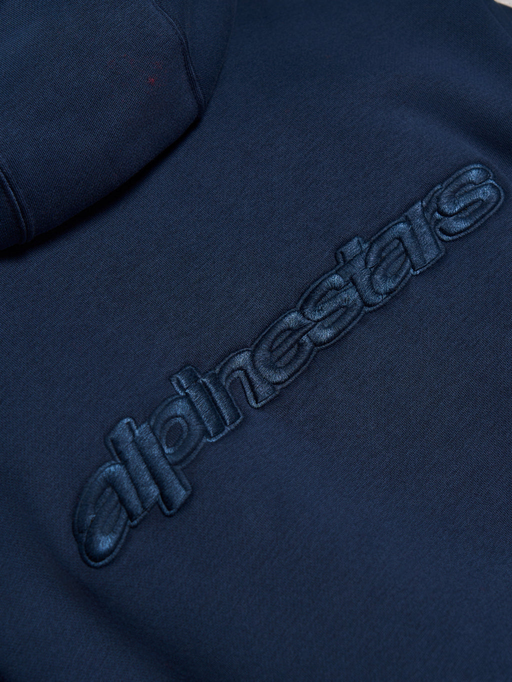 Sweat à capuche Alpinestars Emergent Oversized, Bleu Marine, gros plan sur le logo Alpinestars en broderie 3D ton sur ton au dos, texture polaire premium