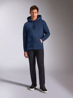 Alpinestars Emergent Oversized Hoodie, sweat à capuche en polaire bleu marine, logo brodé en 3D ton sur ton sur le devant, porté par un mannequin avec un pantalon noir et des baskets, style streetwear décontracté