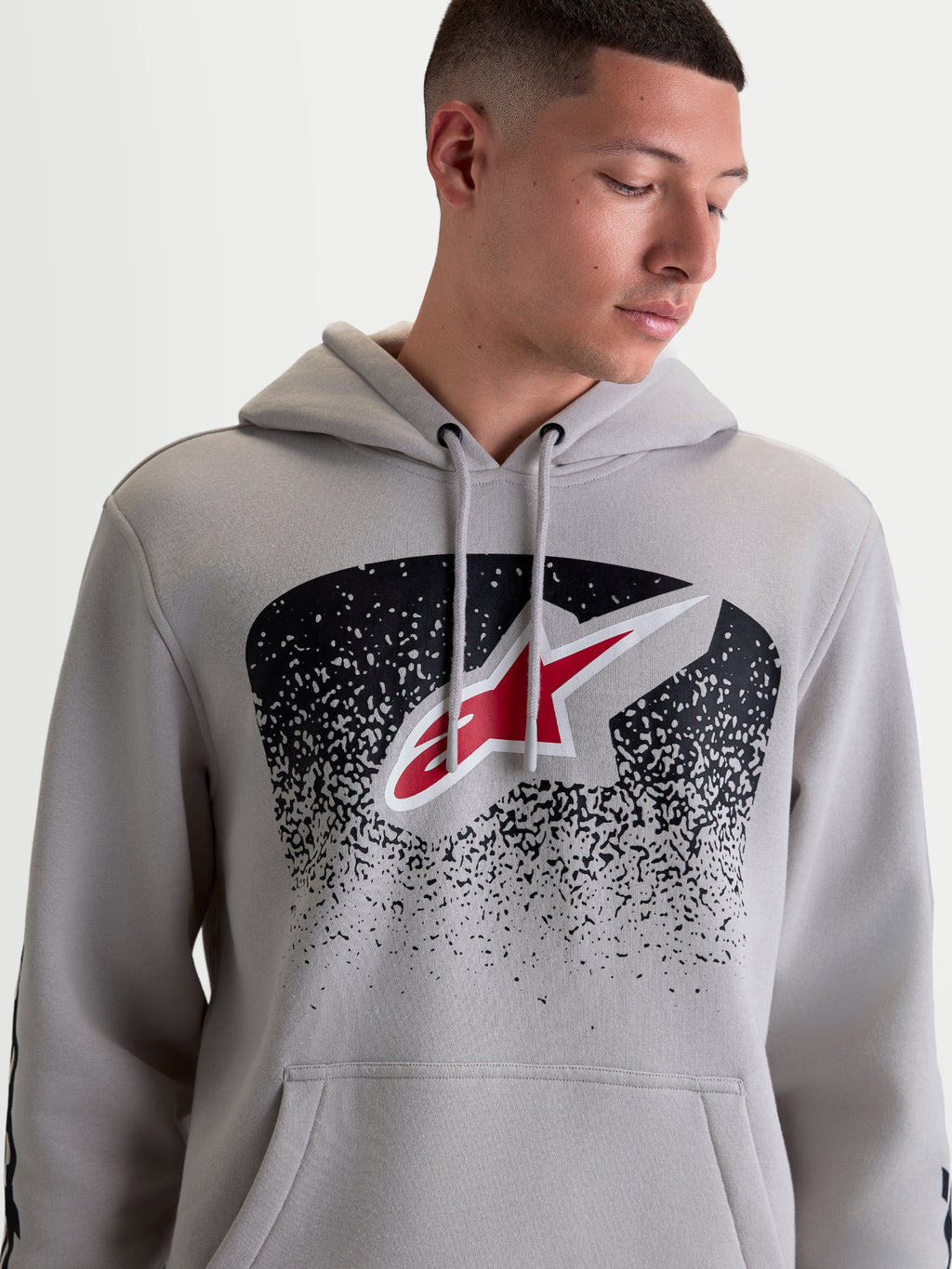 Alpinestars sweat à capuche Obsessed, polaire sportswear pour homme et femme, gris ciment avec logo Astars rouge et noir sur la poitrine, graphismes inspirés du motocross, mélange de coton et polyester recyclé.