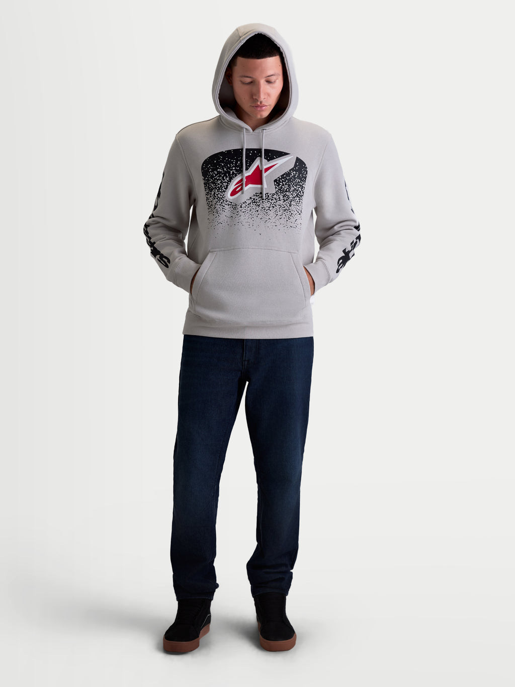 Alpinestars sweat à capuche Obsessed, sweat sportswear pour homme en polaire, gris ciment avec graphismes dégradés noirs et rouges, logo Astars sur le torse et marquages sur les manches, style décontracté motorsport.