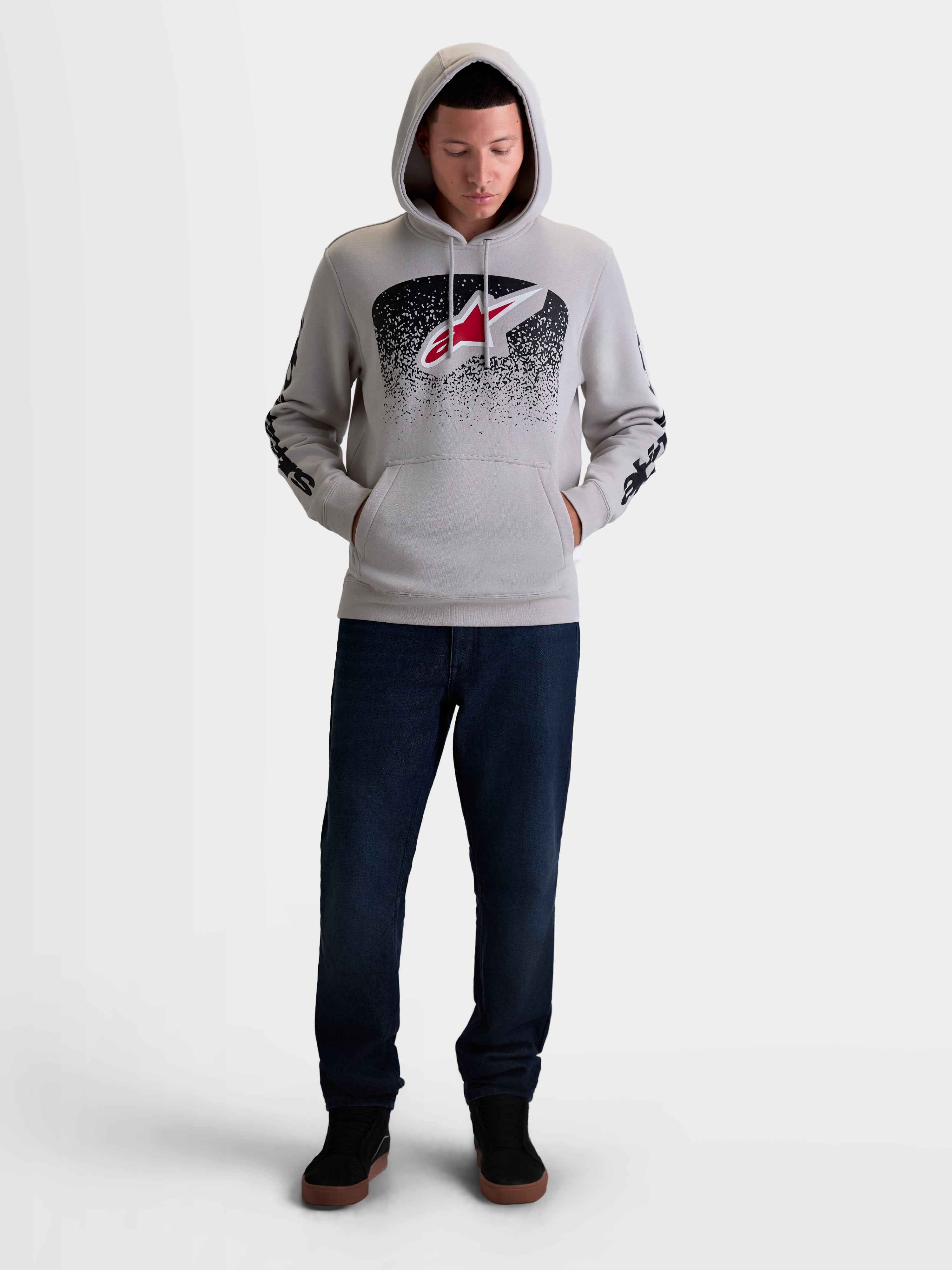 Alpinestars sweat à capuche Obsessed, sweat sportswear pour homme en polaire, gris ciment avec graphismes dégradés noirs et rouges, logo Astars sur le torse et marquages sur les manches, style décontracté motorsport.