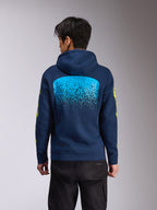 Sweat à capuche Alpinestars Obsessed, polaire à capuche bleu marine, vue de dos avec un grand graphisme dégradé MX bleu clair, logos Alpinestars jaunes sur les manches, streetwear décontracté inspiré des sports mécaniques