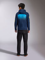 Sweat à capuche Alpinestars Obsessed bleu marine, vue de dos présentant un grand graphisme MX dégradé cyan et des logos jaunes sur les manches, polaire décontractée inspirée des sports mécaniques