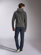 Sweat à capuche Alpinestars Ellipsoid, sweat à capuche gris anthracite, vue de dos, porté par un mannequin avec un jean foncé et des baskets noires, style streetwear décontracté inspiré du sport automobile