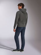 Sweat à capuche Alpinestars Ellipsoid, sportswear décontracté, gris gunmetal, vue de dos sur un mannequin homme, capuche à cordon de serrage, manches longues, poignets et ourlet côtelés, porté avec un jean foncé et des baskets