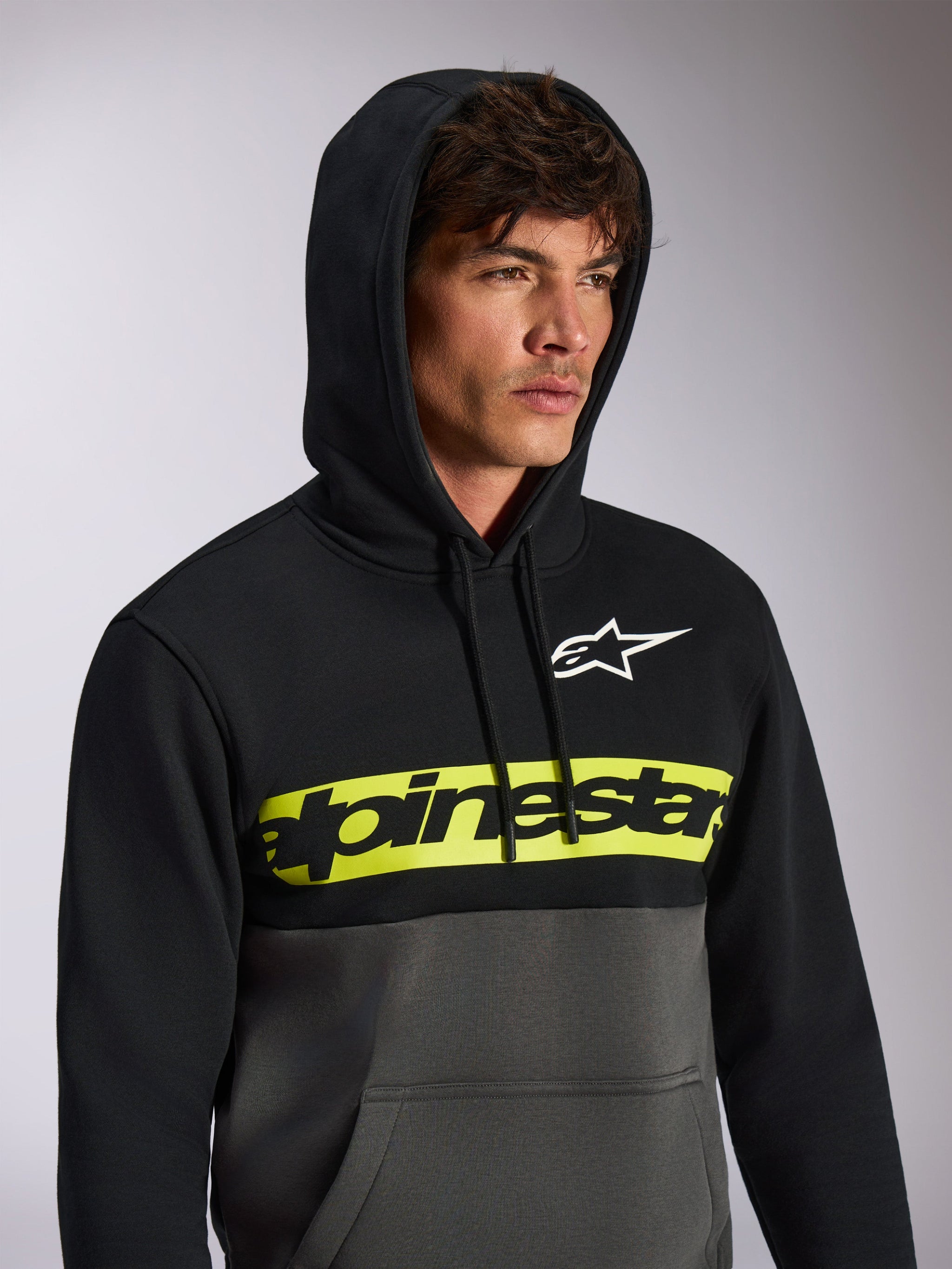 Sweat à capuche Alpinestars Parallel, streetwear décontracté à blocs de couleurs, haut noir et bas gris anthracite, bande jaune fluo sur la poitrine avec logo Alpinestars noir, logo Astars blanc, sweat à capuche avec cordon de serrage