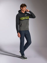Alpinestars Parallel Hoodie, streetwear décontracté, design en blocs de couleurs noir et gris anthracite, logo Alpinestars jaune fluo sur la poitrine, logo Astars blanc, capuche à cordon de serrage, porté avec un jean foncé et des baskets