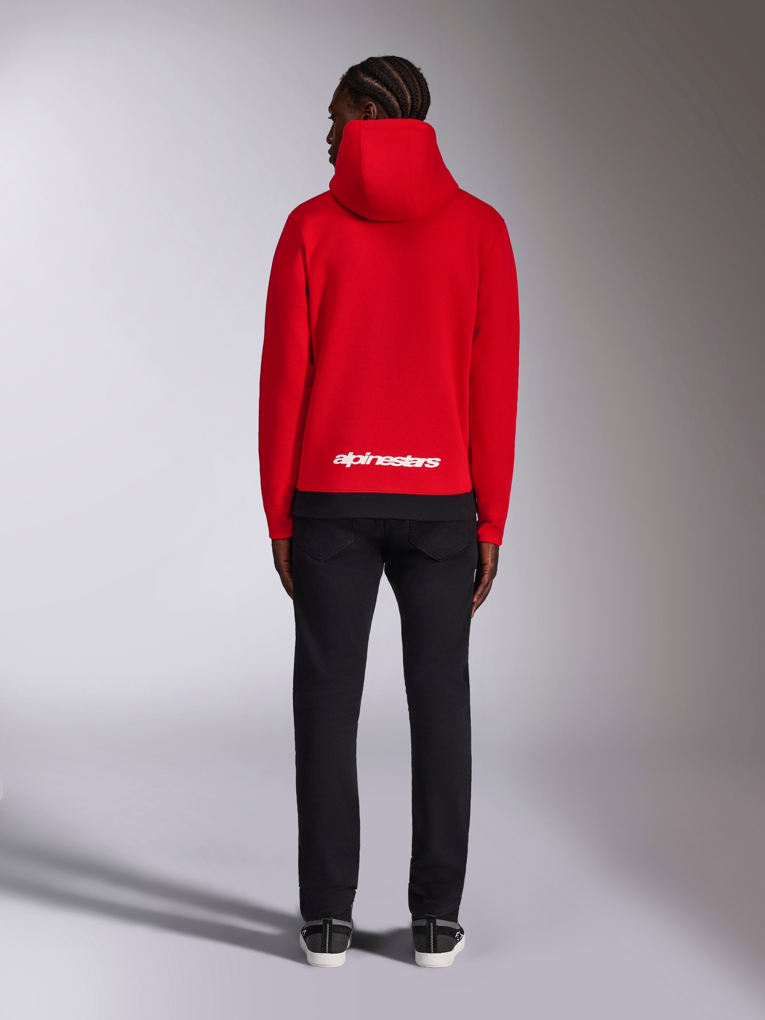 Sweat à capuche Parallel Alpinestars, rouge, vue de dos montrant le logo Alpinestars blanc sur le bas du dos, streetwear décontracté d'inspiration sport automobile, sweat en polaire avec ourlet côtelé