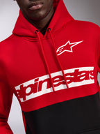 Sweat à capuche Alpinestars Parallel, polaire avec blocs de couleurs rouge et noir, orné d'un logo Astars blanc et d'un logo Alpinestars rouge sur une bande blanche sur la poitrine, capuche avec cordon de serrage, vêtement streetwear décontracté inspiré du sport automobile
