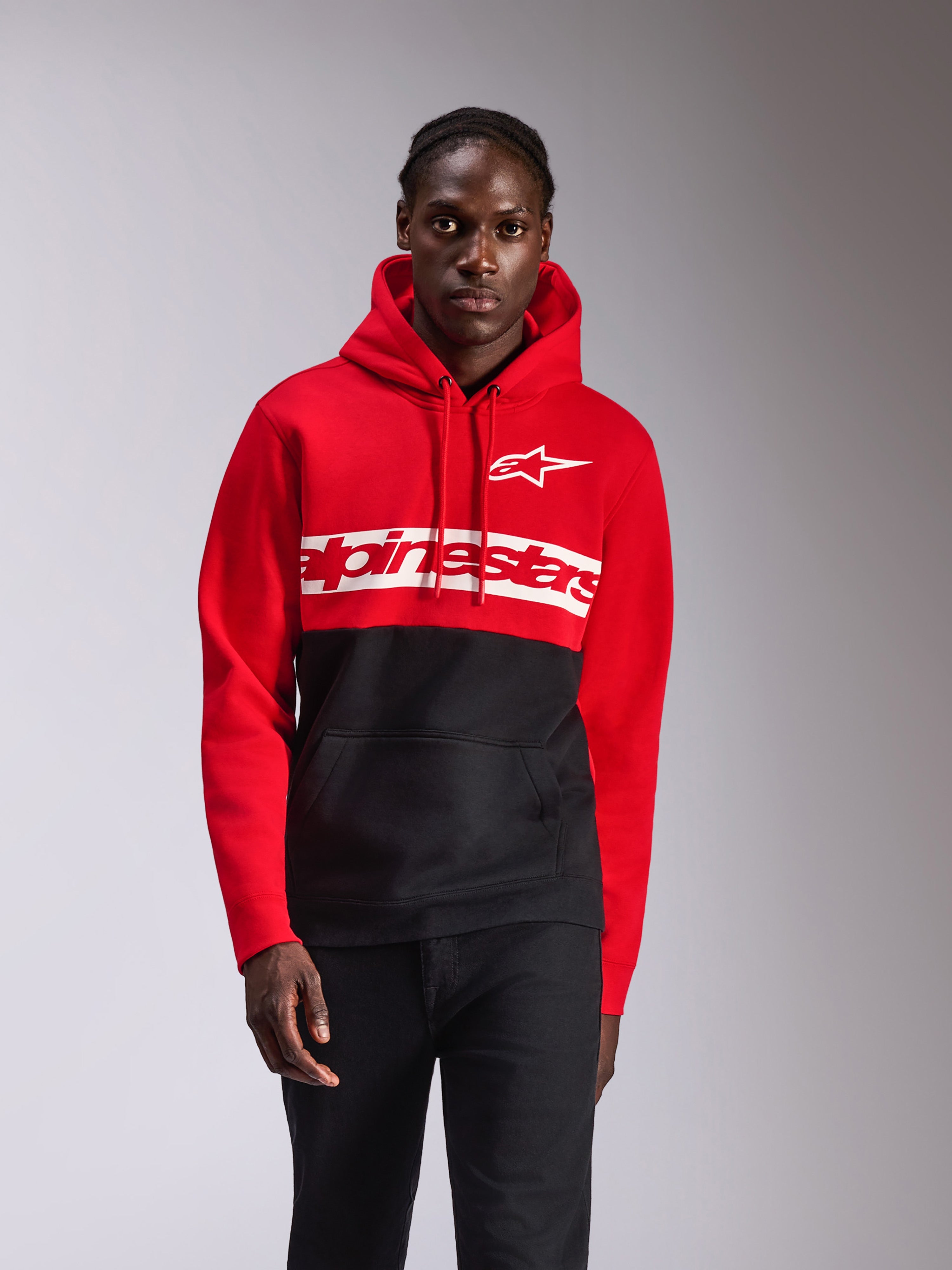 Sweat à capuche Alpinestars Parallel, style streetwear décontracté, blocs de couleurs rouge et noir, grand logo Alpinestars Word et logo Astars blancs sur la poitrine, capuche avec cordon de serrage, poche kangourou à l'avant, design inspiré du sport automobile