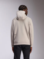 Sweat à capuche Alpinestars Cypher, sportswear décontracté, gris Cement, vue de dos sur modèle, capuche à col haut, matière polaire double face, logo Alpinestars discret dans le bas du dos, porté avec un pantalon noir