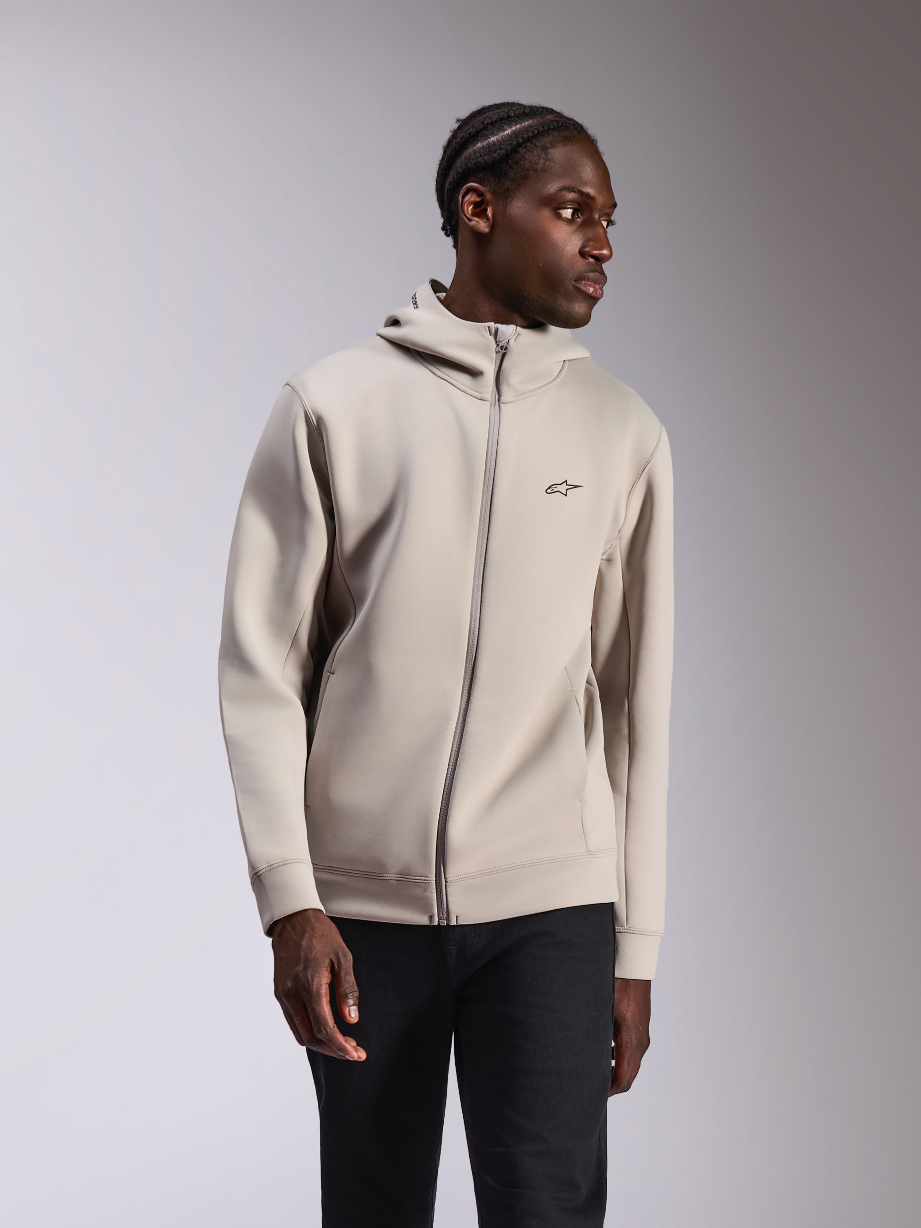 Sweat à capuche Alpinestars Cypher, sportswear décontracté, gris clair Cement, polaire double face zippée, capuche à col haut doublée en mesh, petit logo Astars noir sur la poitrine, design moderne inspiré des sports mécaniques