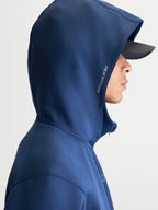 Alpinestars sweat à capuche Cypher, sportswear inspiré du motorsport, bleu acier, polaire zippée unisexe avec capuche à col haut et logo Alpinestars sur le côté, vue de profil sur modèle.