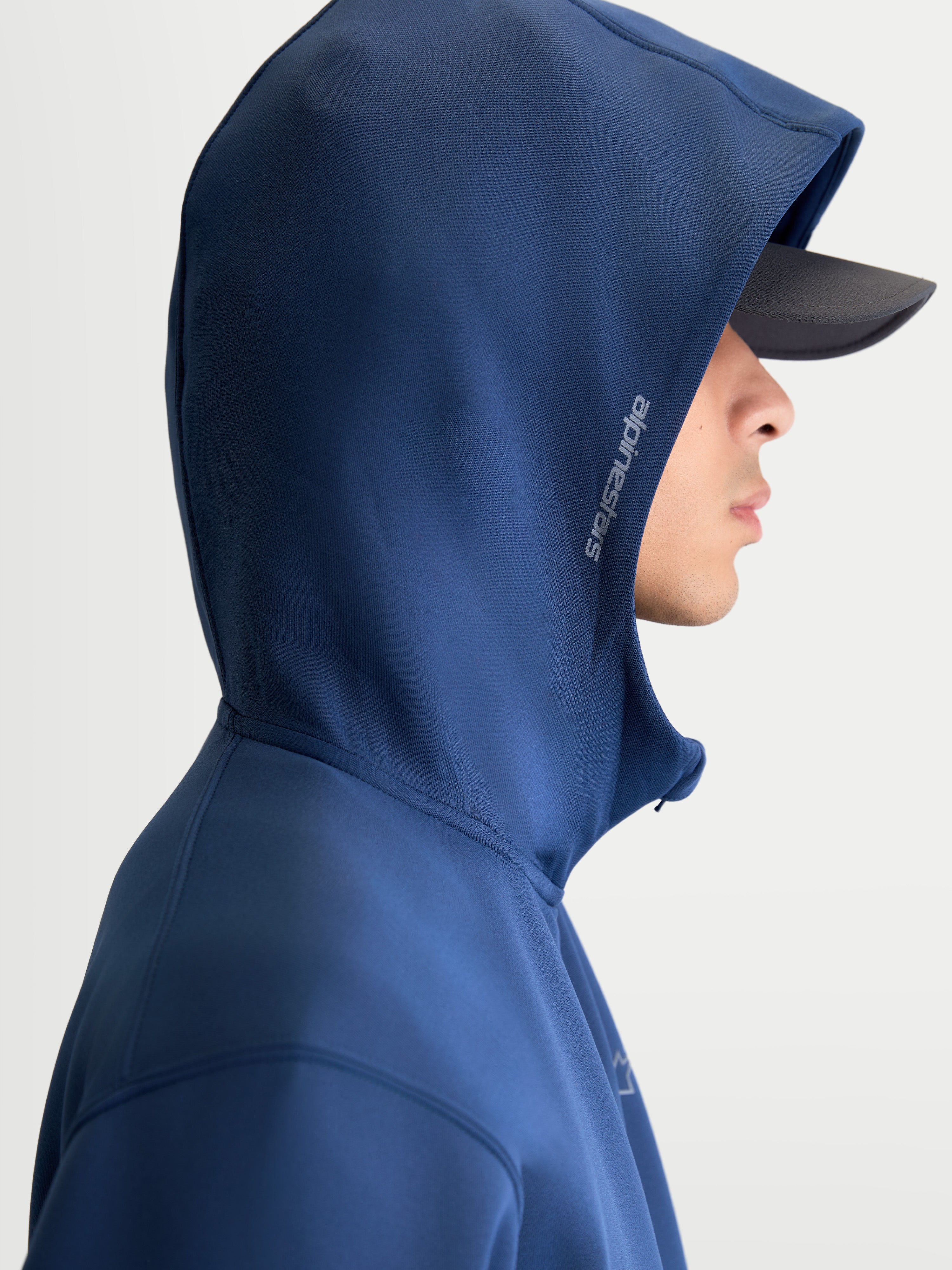 Alpinestars sweat à capuche Cypher, sportswear inspiré du motorsport, bleu acier, polaire zippée unisexe avec capuche à col haut et logo Alpinestars sur le côté, vue de profil sur modèle.