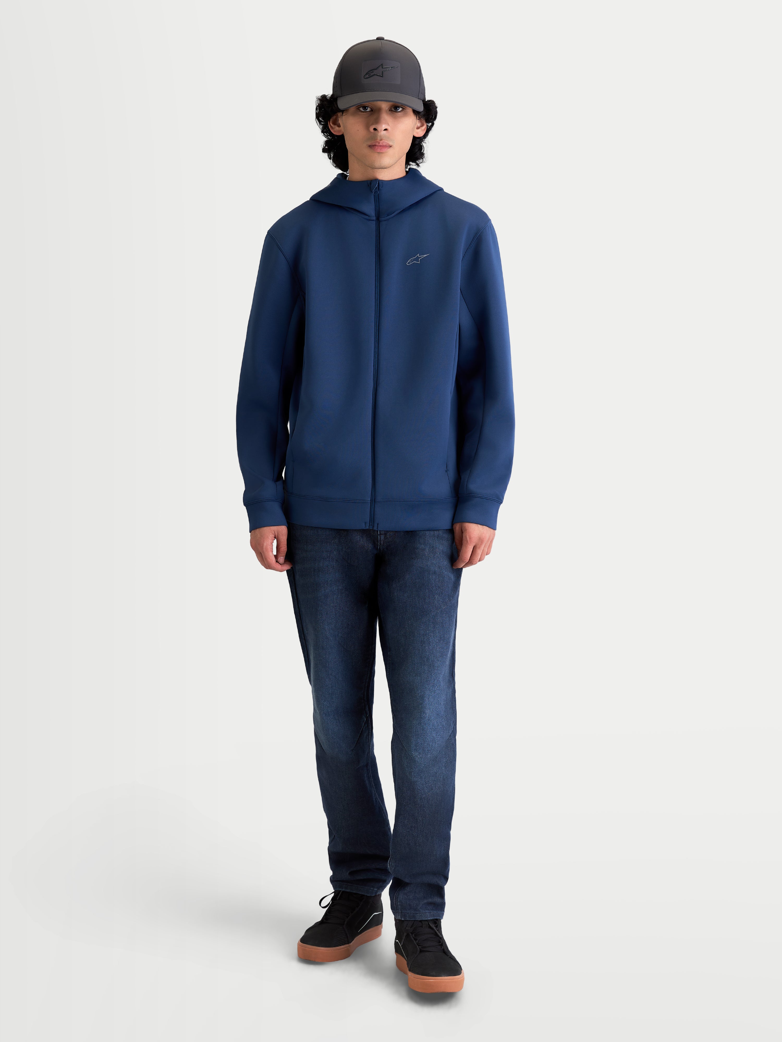 Alpinestars Cypher, sweat à capuche sportswear pour homme, bleu acier, polaire tri-mélange avec fermeture zippée frontale et capuche à col haut, style motorsport décontracté, porté sur mannequin