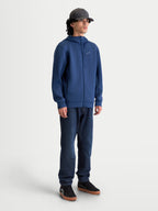 Alpinestars sweat à capuche Cypher, polaire sportswear zippée unisexe, bleu acier, tissu technique tri-mélange, capuche à col haut doublée en mesh et poches dans les coutures, vue complète sur mannequin montrant une coupe motorsport épurée.