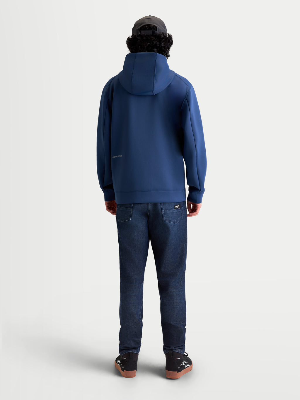 Alpinestars Sweat à Capuche Cypher, sweat à capuche sportswear pour homme, bleu acier, vue de dos avec capuche à col haut structurée et logo discret, polaire double face d'inspiration motorsport.