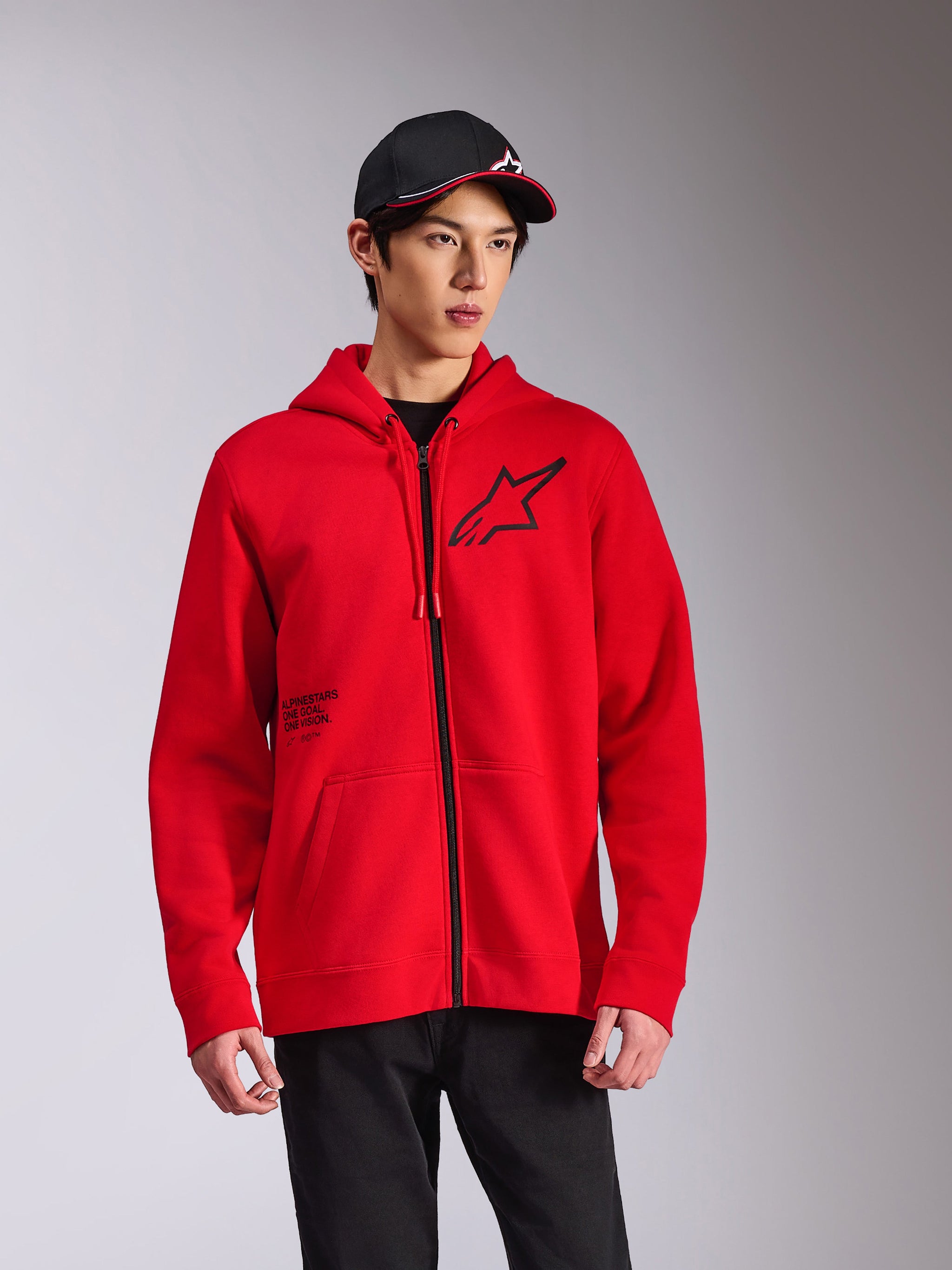 Sweat à capuche Alpinestars Transverse, sweat en polaire rouge à fermeture éclair, logo Astars noir sur la poitrine et imprimé « One Goal », style streetwear décontracté porté avec une casquette et un pantalon noirs