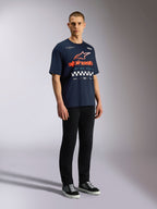 T-shirt Alpinestars Aplomb CSF Oversized, manches courtes, bleu marine, grand logo Astars orange et blanc avec motif à damier, style streetwear décontracté inspiré des sports mécaniques