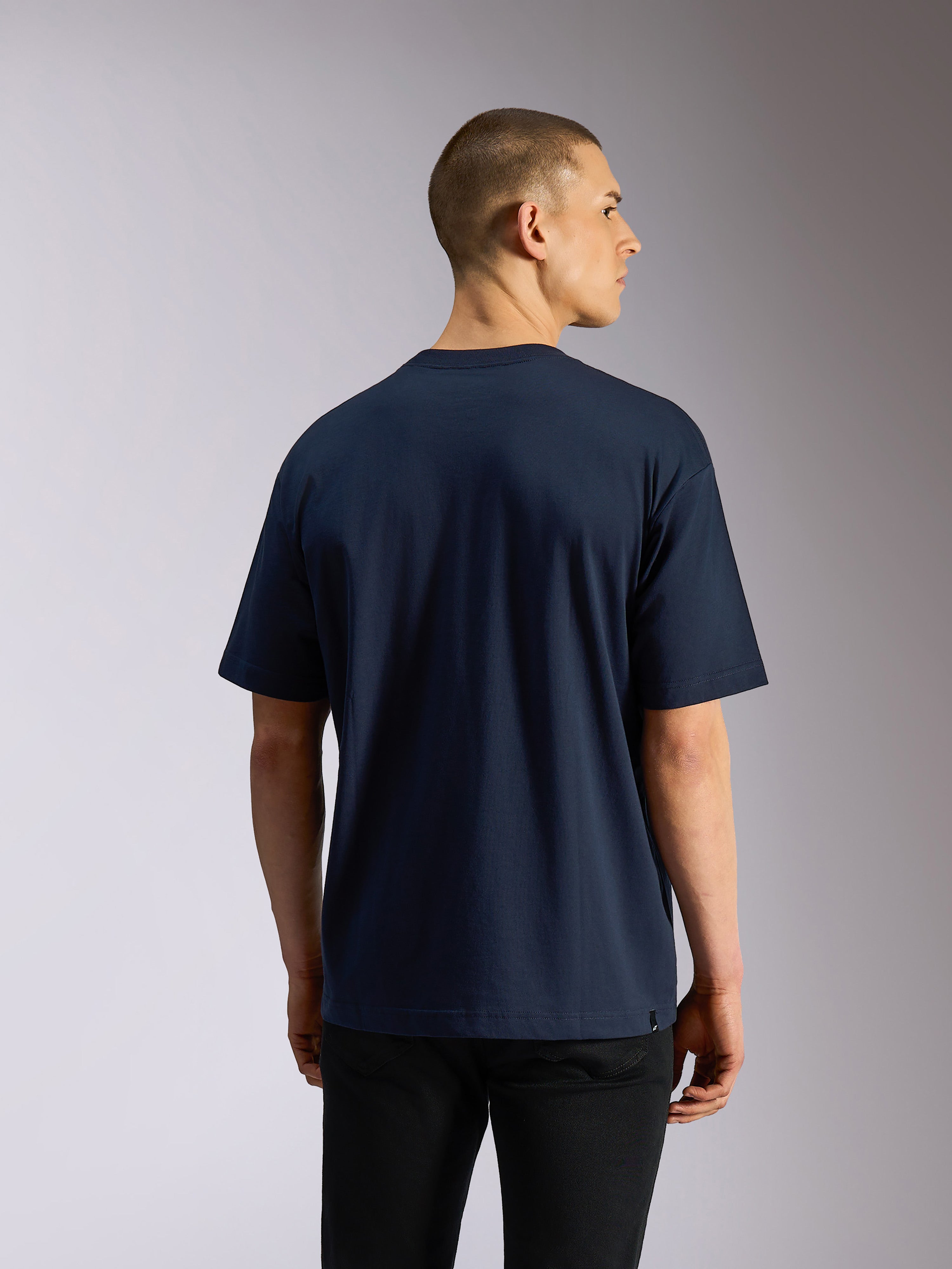 Alpinestars T-shirt Aplomb Oversized CSF, t-shirt à manches courtes, bleu marine, vue de dos sur mannequin, coupe surdimensionnée décontractée, streetwear décontracté d'inspiration sport automobile