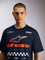 T-shirt surdimensionné Alpinestars Aplomb CSF, t-shirt à manches courtes, bleu marine, grand graphisme sur la poitrine avec logo rouge et motif à damier blanc, style streetwear motorsport décontracté