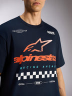Alpinestars Aplomb Oversized CSF Tee, t-shirt à manches courtes, bleu marine, arborant un grand logo étoile Astars à rayures orange et un motif de course à damier, vêtement de sport décontracté Motorsport